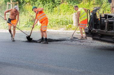 Yol yapımı, sanayi ve takım çalışması üzerine çalışan işçiler