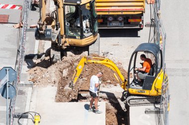 Atık su boru döşenmesi için kazı