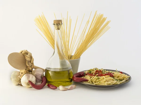 Piatto di spaghetti con aglio, olio e peperoncino — Foto Stock