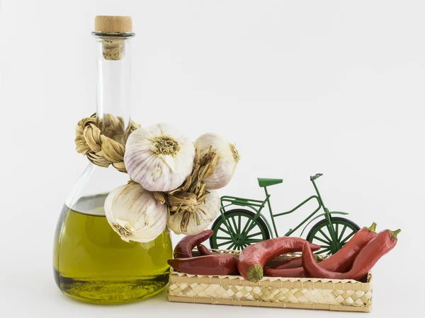Knoblauch, Olivenöl, Paprika im Korb — Stockfoto