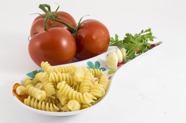 sarımsak, domates, maydanoz ve makarna