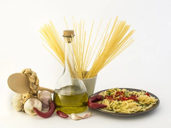 Spaghetti, ail, huile d'olive, poivron rouge — Photo