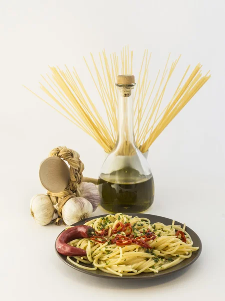 Assiette de spaghettis à l'ail, huile et piment — Photo