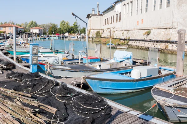 Visnetten, creels en vissersboten — Stockfoto