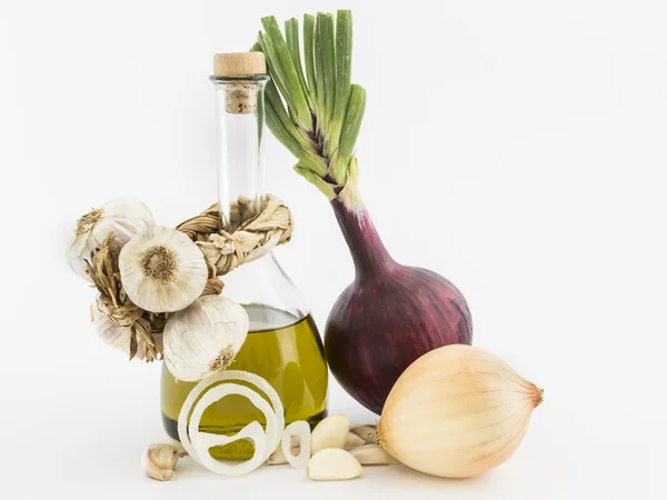 Uien, knoflook en olijfolie — Stockfoto