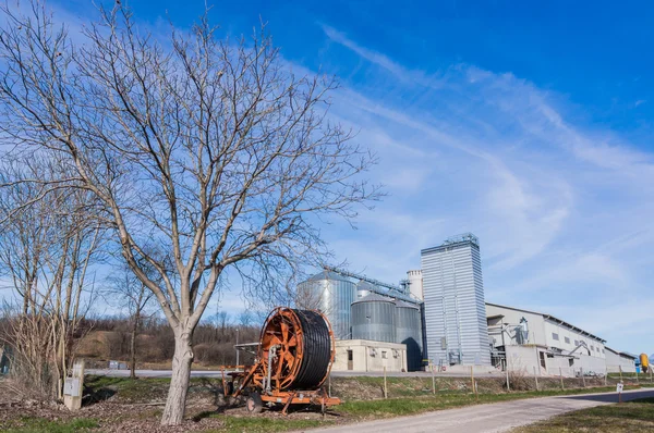 Almacenamiento de cereales, producción de biogás e irrigador Imágenes De Stock Sin Royalties Gratis