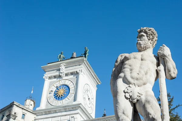 Caco staty med bakgrunden, klocktornet av kyrkan.( — Stockfoto