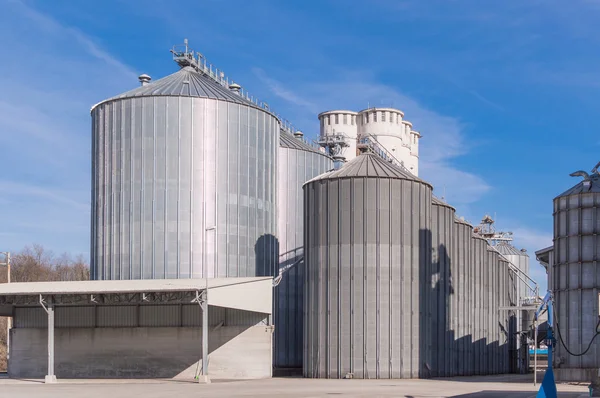 Skladovací zařízení obilovin a výroba bioplynu — Stock fotografie