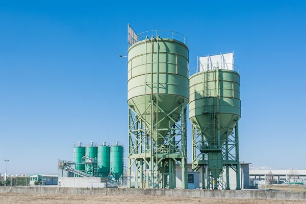 Silo's voor de productie van cement — Stockfoto