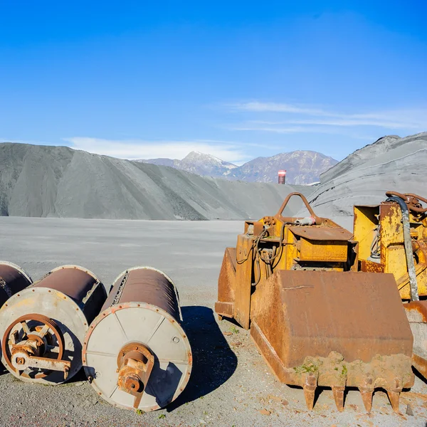 Industrielle Werkzeuge und Hügel aus eisenhaltigem Material für Metall — Stockfoto