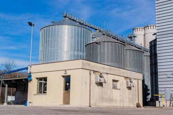 Opslag faciliteit granen, en de productie van biogas — Stockfoto