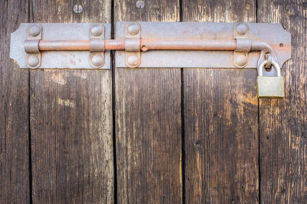 Chiusura vecchia di una porta principale — Foto Stock