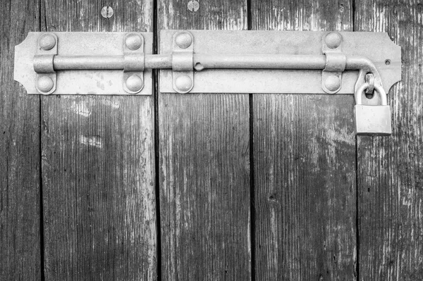 Chiusura vecchia di una porta principale — Foto Stock