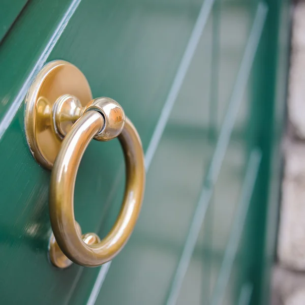 Knocker to brass ring — Stockfoto