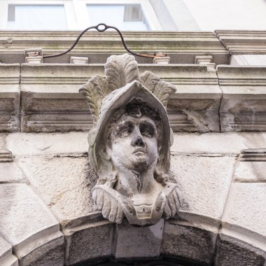 Taş başının üstüne bir taş kemer