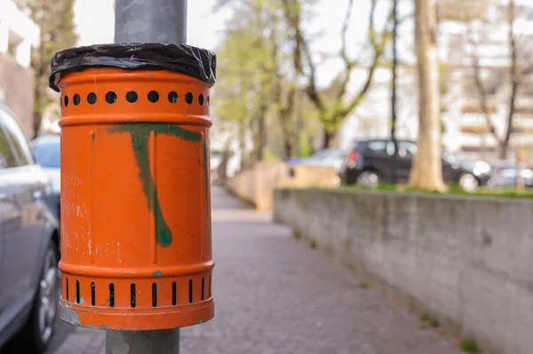 Panier orange pour ordures — Photo