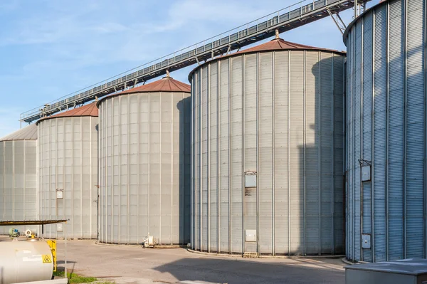 Хранение зерновых и производство биогаза — стоковое фото