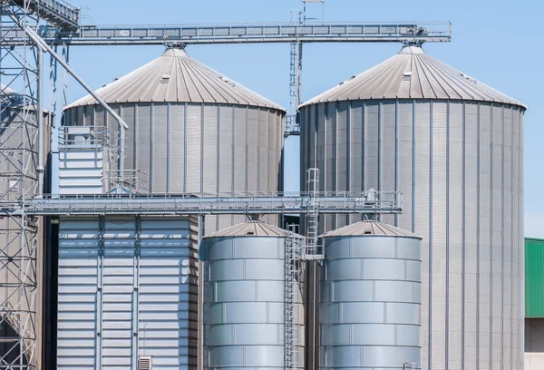 Impianto di magazzinaggio cereali e produzione di biogas — Foto Stock