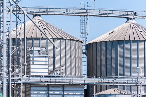 Instalación de almacenamiento de cereales y producción de biogás — Foto de Stock