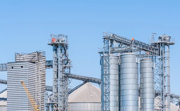 Instalación de almacenamiento de cereales y producción de biogás Imagen De Stock