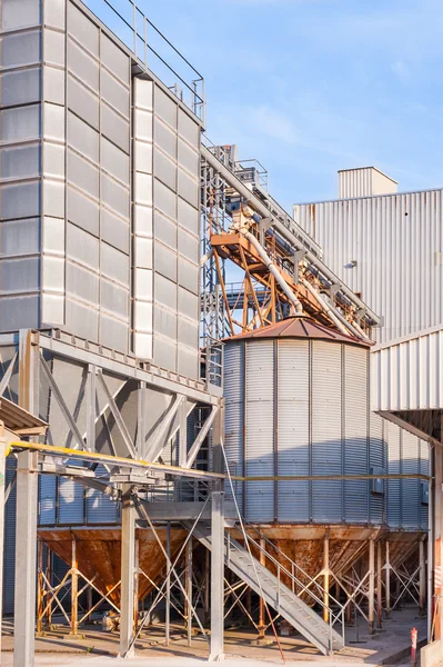 Instalación de almacenamiento de cereales y producción de biogás Imágenes De Stock Sin Royalties Gratis