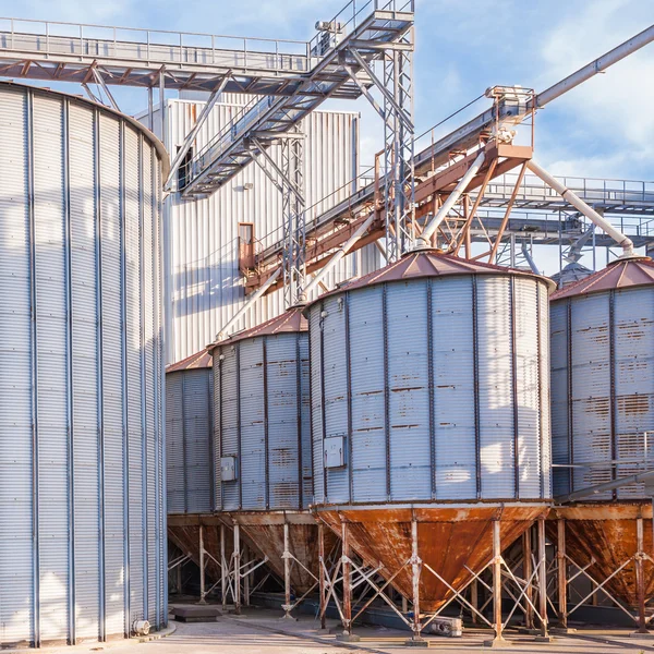 Instalación de almacenamiento de cereales y producción de biogás —  Fotos de Stock