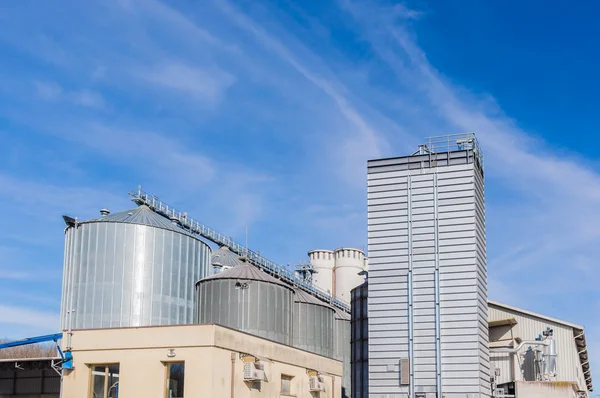 Skladovací zařízení obilovin a výroba bioplynu — Stock fotografie