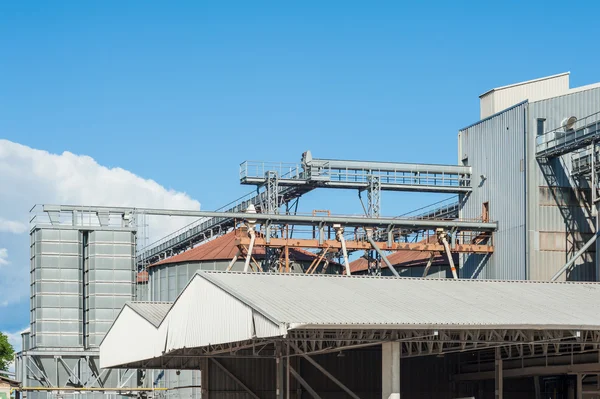 Impianto di stoccaggio cereali e produzione di biogas — Foto Stock