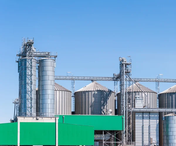 Instalación de almacenamiento de cereales y producción de biogás Imagen De Stock