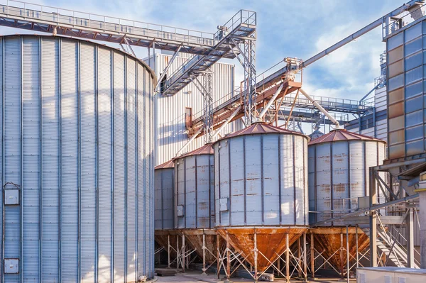 Instalación de almacenamiento de cereales y producción de biogás — Foto de Stock