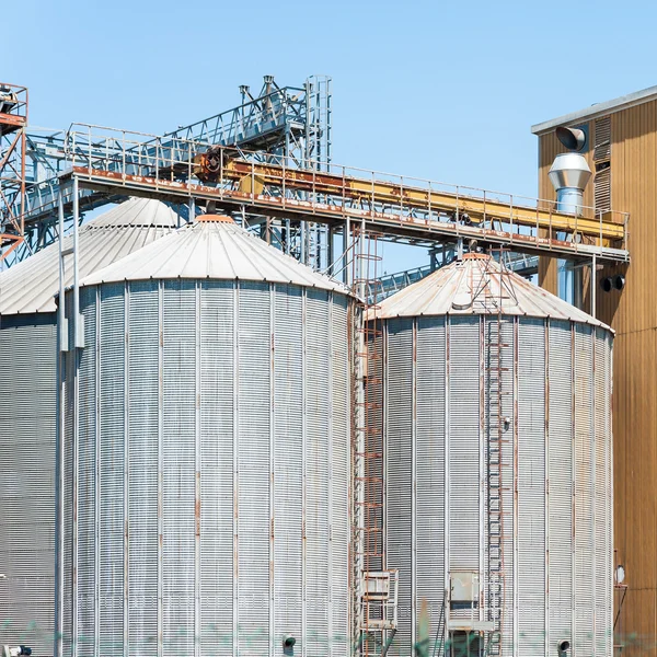 Instalación de almacenamiento de cereales y producción de gas biológico — Foto de Stock