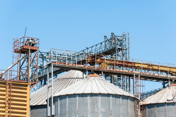 Instalación de almacenamiento de cereales y producción de gas biológico — Foto de Stock