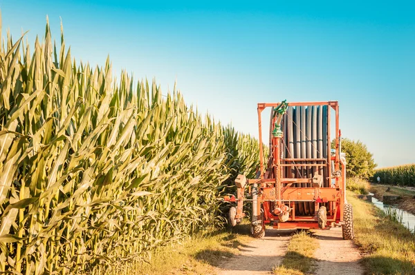 Máquina de irrigação no campo — Fotografia de Stock