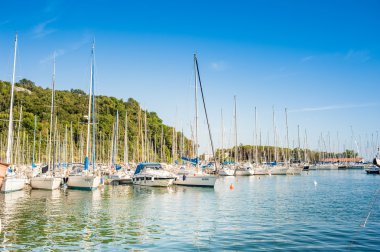 Zevk tekneler limanda palamarla.