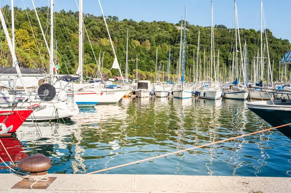 Pleasure boats moored in the harbor. — Stock Photo, Image