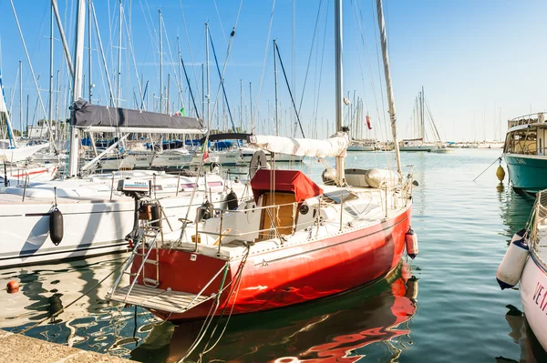 Fritidsbåtar förtöjd i hamnen. — Stockfoto