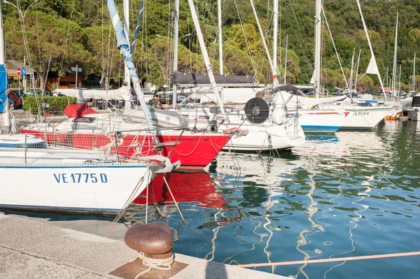 Fritidsbåtar förtöjd i hamnen. — Stockfoto