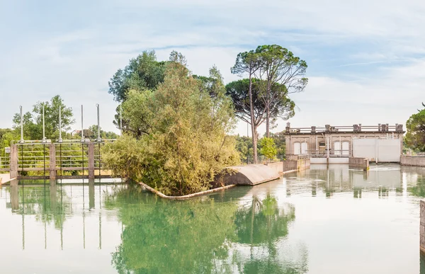 Instalación de esclusas en el río —  Fotos de Stock