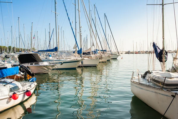 Fritidsbåtar förtöjd i hamnen. — Stockfoto