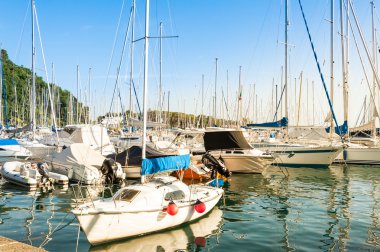 Zevk tekneler limanda palamarla.