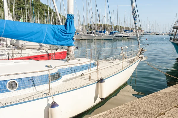 Fritidsbåtar förtöjd i hamnen. — Stockfoto