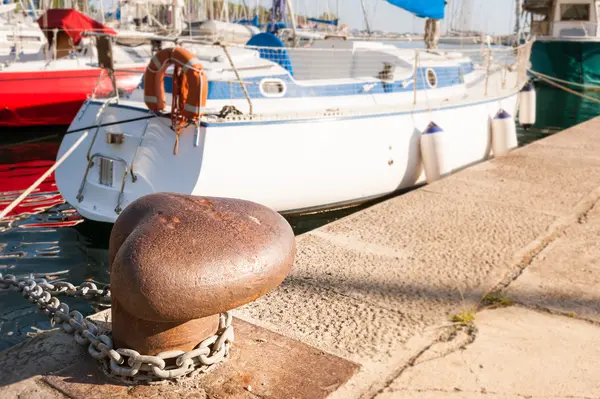 Bolder op het dok van een haven — Stockfoto