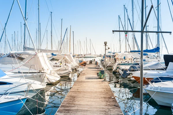 Fritidsbåtar förtöjd i hamnen. — Stockfoto