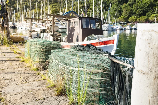 Crivos de pesca no cais — Fotografia de Stock