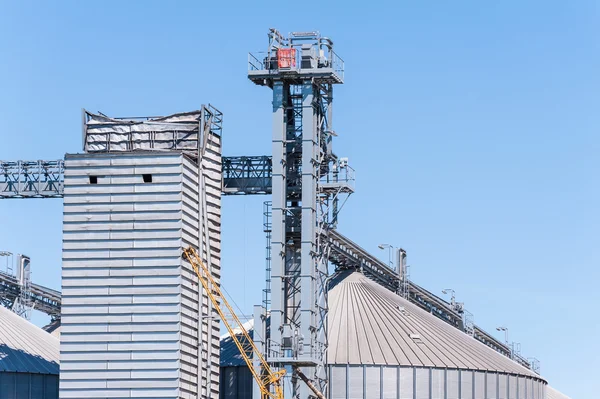 Instalación de almacenamiento de cereales y producción de biogás — Foto de Stock