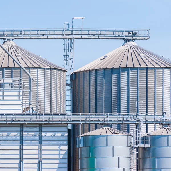 Impianto di magazzinaggio cereali e produzione di biogas — Foto Stock