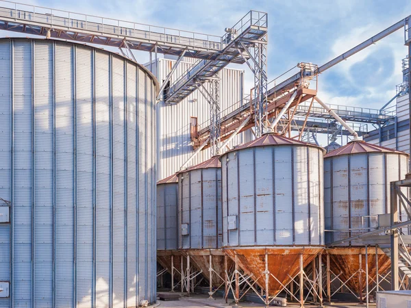 Instalación de almacenamiento de cereales y producción de biogás — Foto de Stock