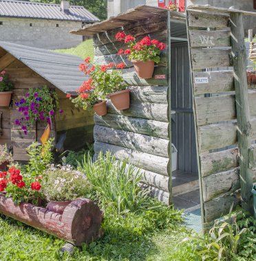 Çiçekli açık tuvalet.