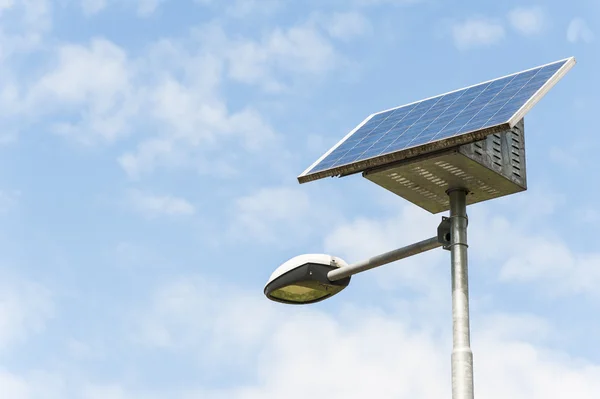Lâmpada de rua com painel solar — Fotografia de Stock