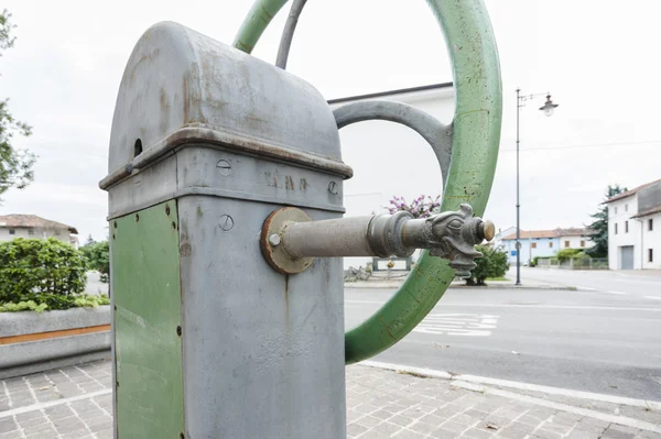 Manuale pompa acqua vecchia — Foto Stock